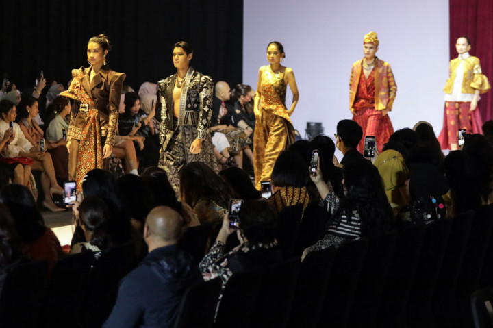 Lenggang-Lenggok Model dalam 'LANGKAH Trunk Show Collection 2022/2023'