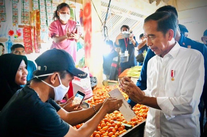 Potret Jokowi Bagikan BLT BBM dan Bantuan Modal Kerja di Kota Tidore