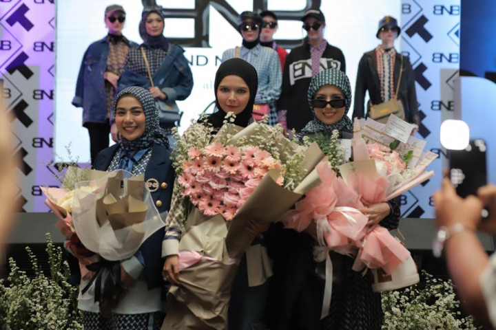 Jajal Bisnis Fesyen, Tya Ariestya Terharu Didukung Banyak Artis