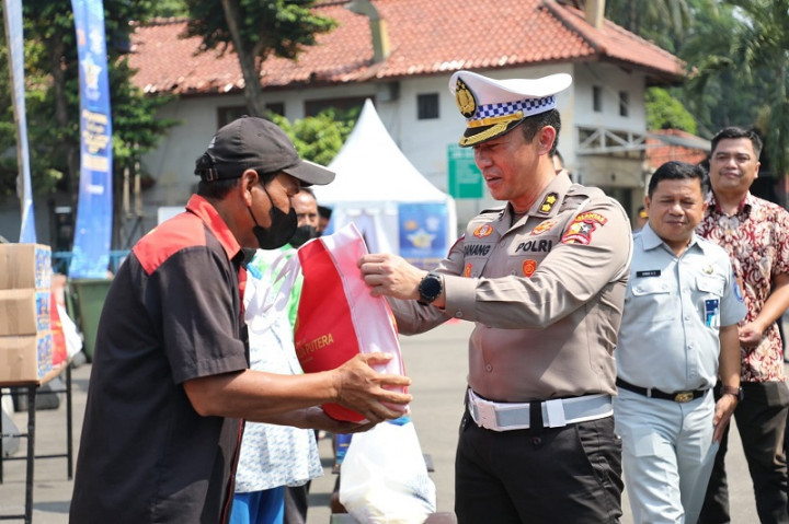 Paket Sembako Disebar ke Komunitas Sopir di Terminal Kampung Rambutan