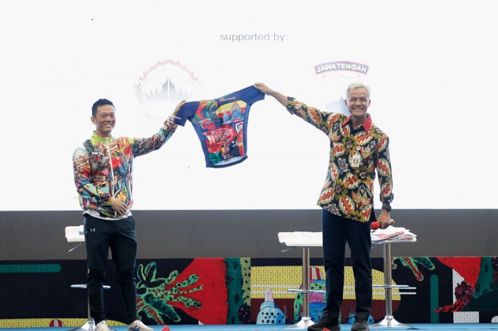 Ganjar Beri Sentuhan Karya Anak Difabel di Jersei Tour de Borobudur