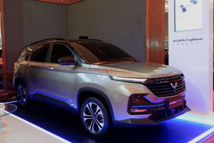 Wuling Almaz Hybrid Menabuh Genderang