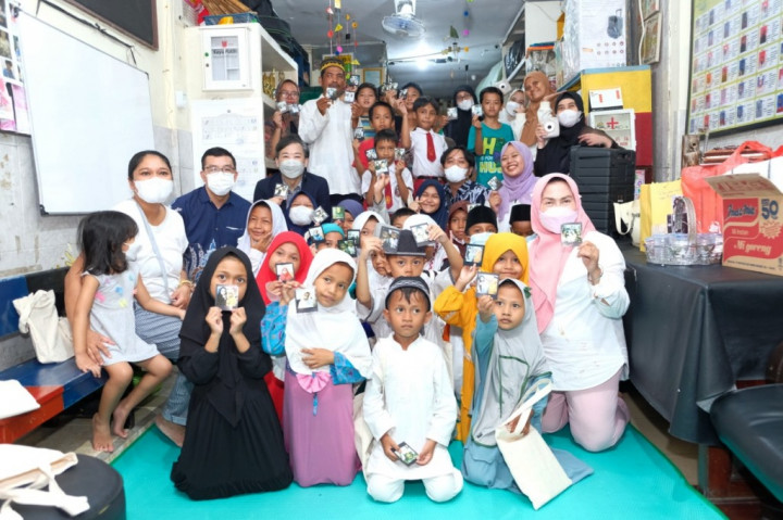 Berbagi Bahagia lewat Selembar Foto Instan