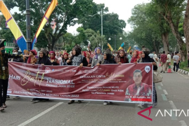 Keren, Parade Batik 10 Ribu ASN di Jambi Pecahkan Rekor MURI