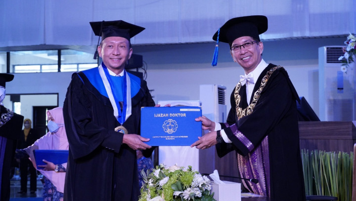 Wisudawan Tertua ITS, Aditya Sutanto Raih Gelar Doktor di Usia 63 Tahun