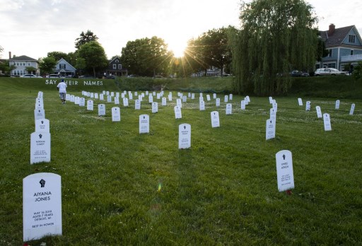 Parah! Dipenuhi Dendam Lama, Seorang Pria Buang Air Kecil di Makam Mantan Istri