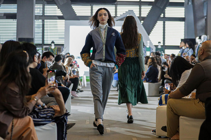 Bisa Tetap Modis Lho Meski dengan Pakaian Daur Ulang