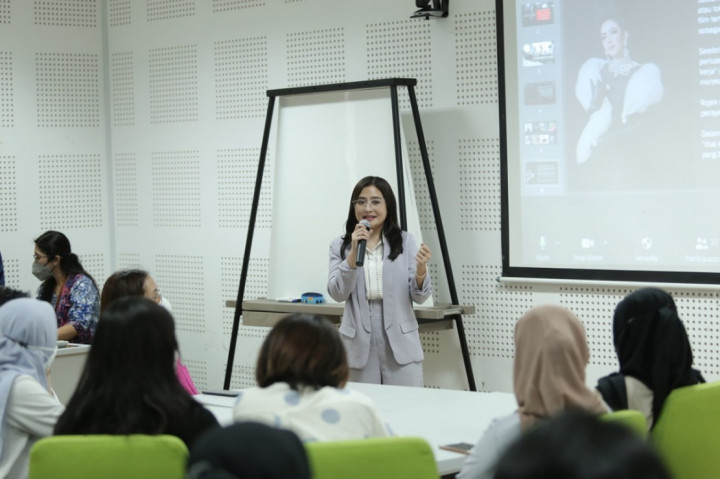 Foto Terpopuler: Prilly Jadi Dosen di UGM, hingga Sabrila Semringah dapat HP Baru dari Jokowi