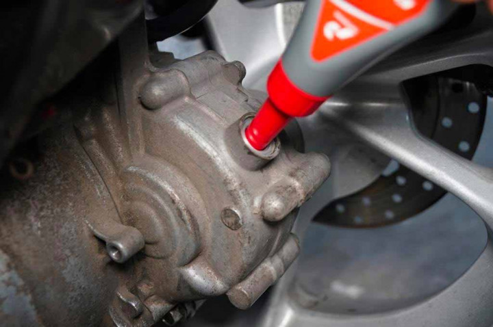 Bingung Bedain Oli Transmisi dan Oli Gardan Matic? Gini Caranya