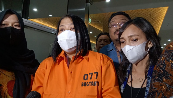 Naik Fortuner, Putri Candrawathi Pakai <i>Outfit</i> Tahanan Susul Suaminya ke Rutan Brimob