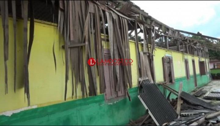 Miris, Atap Sekolah Roboh Siswa SDN I Sridadi Lampung Tengah Belajar Bergantian