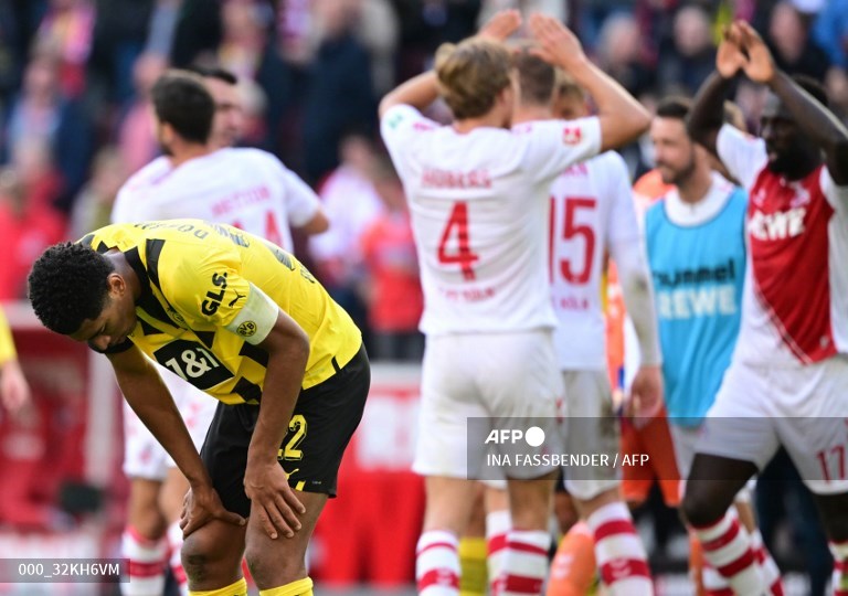 Gelandang Borussia Dortmund, Jude Bellingham, tertunduk lesu usai kalah dari Koeln (AFP/Ina Fassbender)