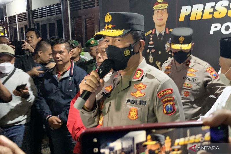 Kapolda Jawa Timur Irjen Pol. Niico Afinta memberikan keterangan pers di Polres Malang, Kabupaten Malang, Jawa Timur, Minggu (2/10/2022). Foto: Branda Antara/Vicki Febrianto