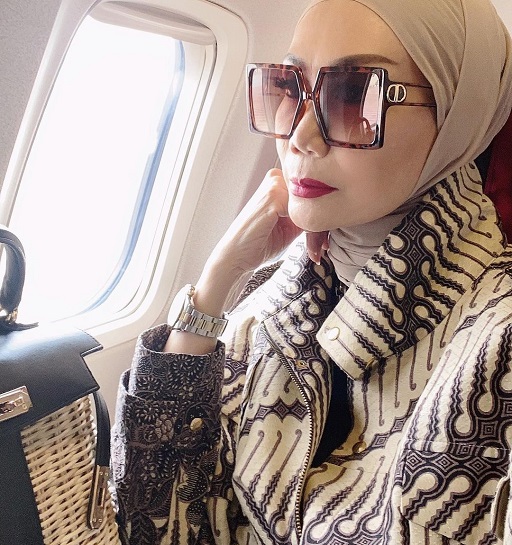 Desain Unik dan Kekinian Busana Batik Favoritnya Okky Asokawati