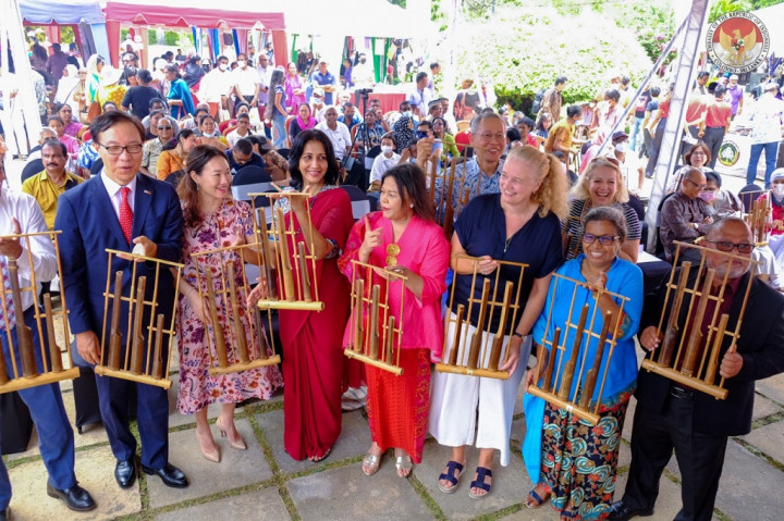 Dubes RI Ajak Wakil Menlu Sri Lanka Bermain Angklung di Bazar Amal
