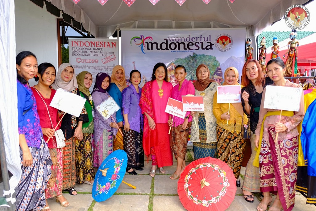 Dharma Wanita KBRI Kolombo Ikut Kampanyekan Kebaya Goes to UNESCO Dharma Wanita KBRI Kolombo Ikut Kampanyekan Kebaya Goes to UNESCO