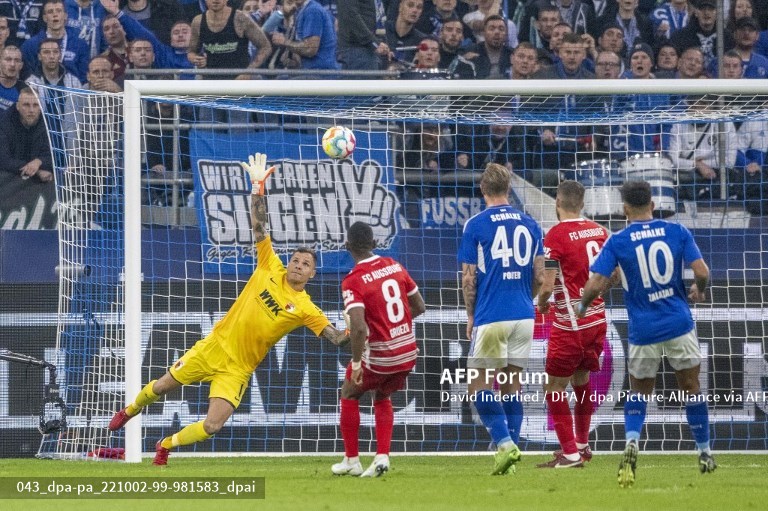 Suasana pertandingan Schalke vs Augsburg (AFP/David Inderlied)