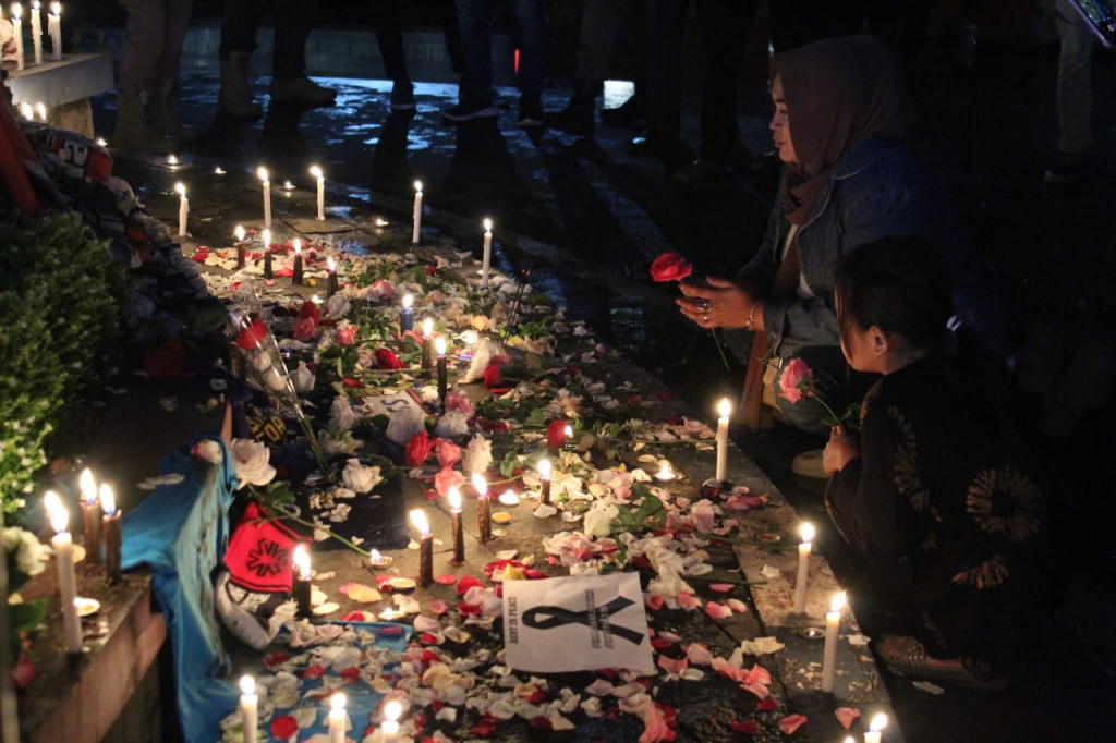 Pemerintah Kota (Pemkot) Batu bersama sejumlah organisasi masyarakat (ormas) dan masyarakat umum, menggelar kegiatan doa bersama dan solat gaib di kawasan Alun-alun Kota Batu, Minggu malam, 2 Oktober 2022/Dok. Pemkot Batu.