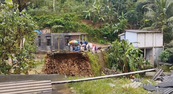 Diterjang Banjir, Jembatan Penghubung 2 Kecamatan di Pacitan Putus