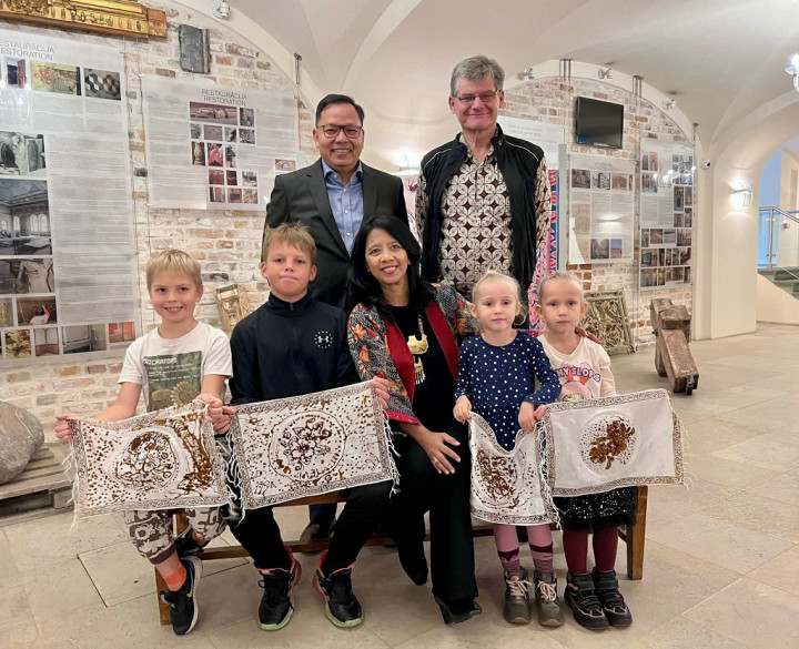 Mendunia! Warga Latvia Ikutan Membatik di Hari Batik Nasional