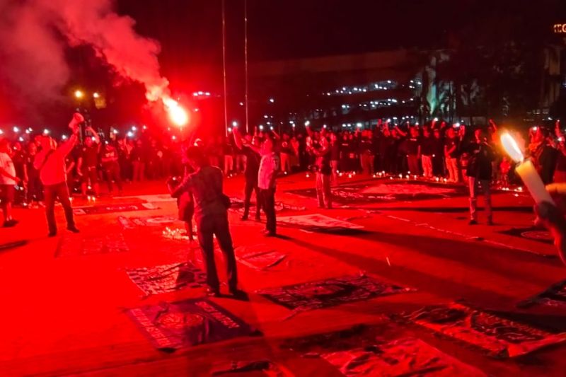 Suporter Bola Batam Menyalakan 1000 Lilin untuk Tragedi Kanjuruhan Suporter Bola Batam Menyalakan 1000 Lilin untuk Tragedi Kanjuruhan