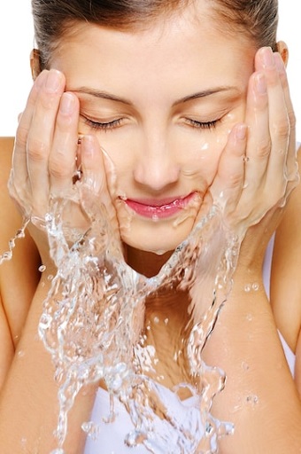Sebaiknya gunakan air dingin saat mencuci wajah. (Foto: Ilustrasi. Dok. Freepik.com)