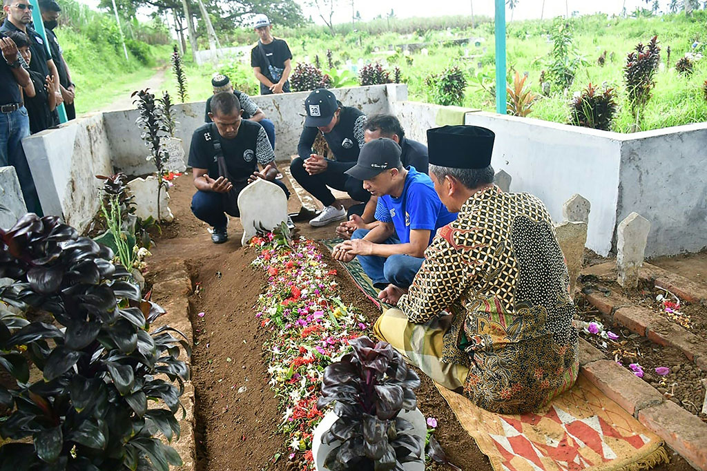 Pemain Arema Takziah ke Keluarga Korban Tragedi Kanjuruhan