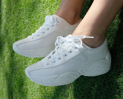 Cara Membersihkan Sepatu Putih Bahan Kanvas, Kulit, Suede, dan Vinyl