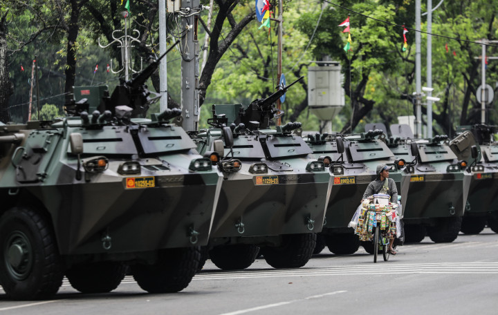 Puluhan Kendaraan Tempur Berjejer di Depan Istana, Ada Apa Ya?