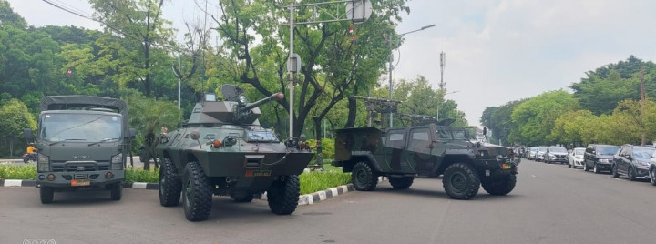 Puluhan Kendaraan Tempur Berjejer di Monas Jelang HUT TNI