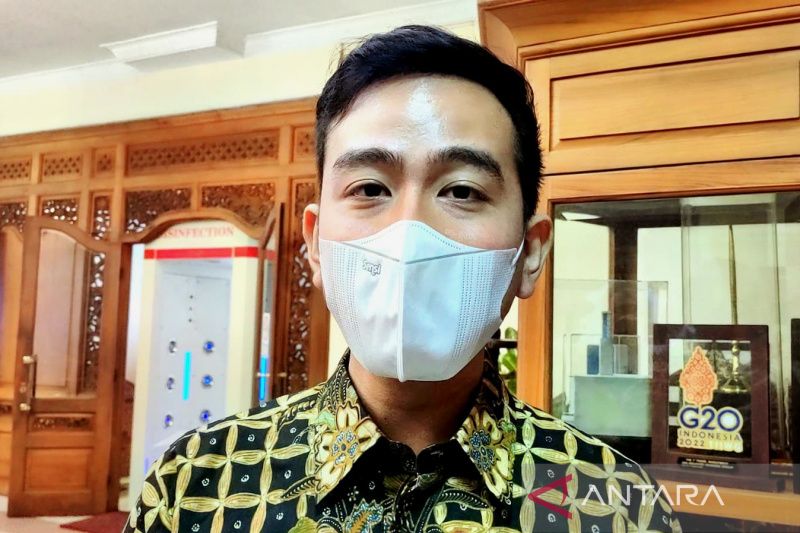 Wali Kota Surakarta Gibran Rakabuming Raka memberikan keterangan kepada wartawan di Solo, Senin (19/9/2022). ANTARA/Aris Wasita