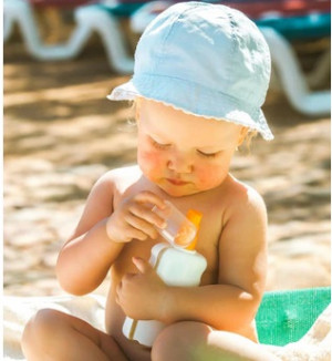 Pentingnya Pakai Sunblock meski Memakai Baju Renang Anti UV pada Anak