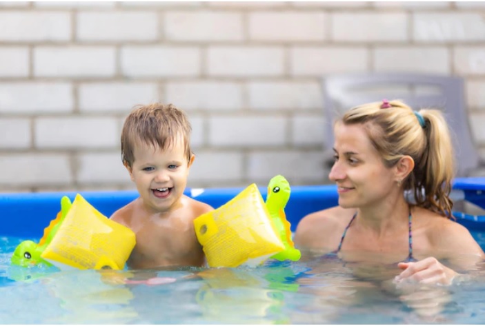 Usia 1 tahun ke atas bayi boleh berenang asalkan ditemani orang tua. (Foto: Ilustrasi Freepik)