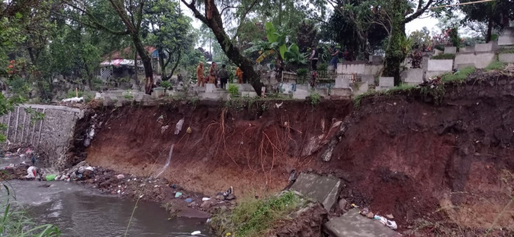 Sejumlah Makam di Kota Bandung Rusak Akibat Longsor