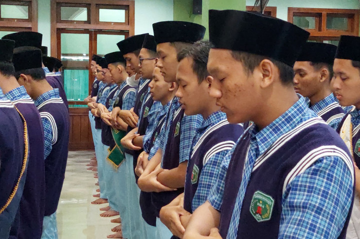 Pelajar MAN 2 Kudus Gelar Salat Gaib untuk Korban Tragedi Kanjuruhan
