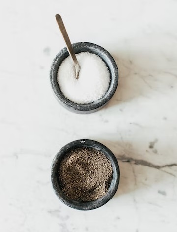 Garam hitam dan garam putih. (Foto: Ilustrasi. Dok. Unsplash.com)