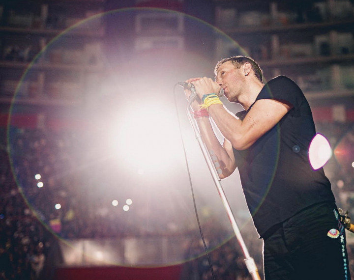 Chris Martin Alami Infeksi Paru, Coldplay Tunda Konser