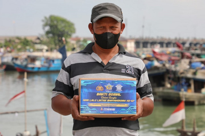 Ratusan Paket Sembako Disebar ke Nelayan Kalibaru