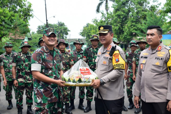 HUT TNI, Polresta Sidoarjo Sebar Tumpeng ke Sejumlah Satuan TNI