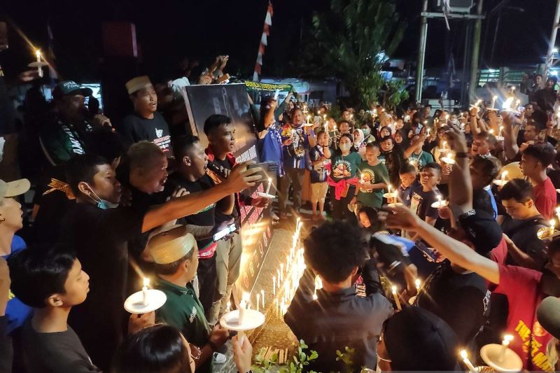  Aksi doa bersama ikatan suporter Indonesia Manokwaei. ANTARA/Tri Adi Santoso