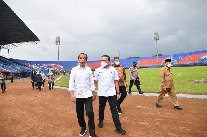 Tinjau Stadion Kanjuruhan Bareng Iwan Bule, Jokowi Soroti Pintu hingga Tangga