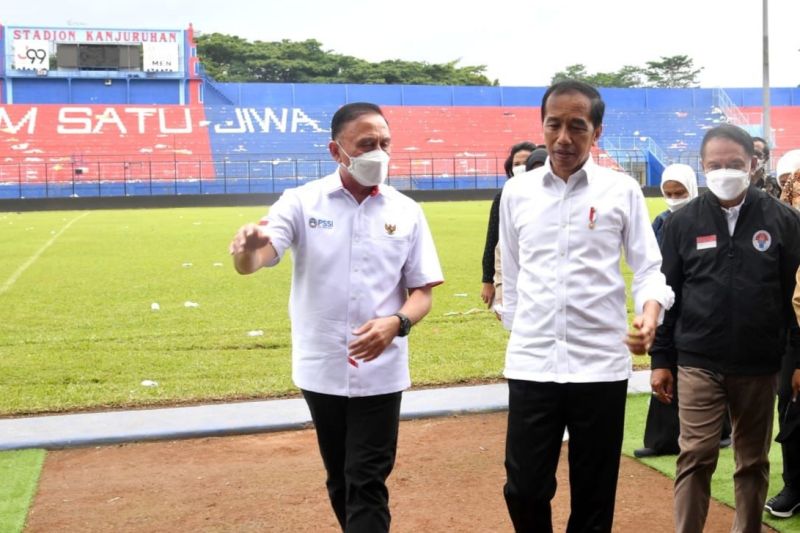 Presiden Joko Widodo bersama Ketum PSSI Mochamad Iriawan saat meninjau Stadion Kanjuruhan, Malang, Jawa Timur. (Foto: Antara/HO-PSSI)