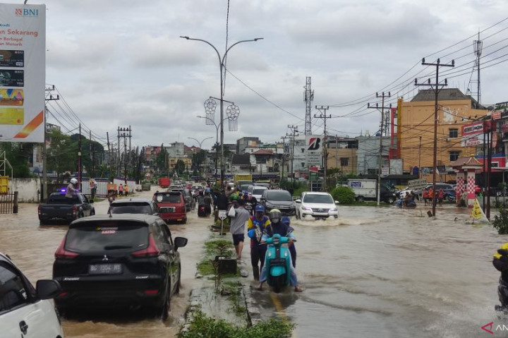 Banjir Bikin Lalu Lintas di Palembang Macet