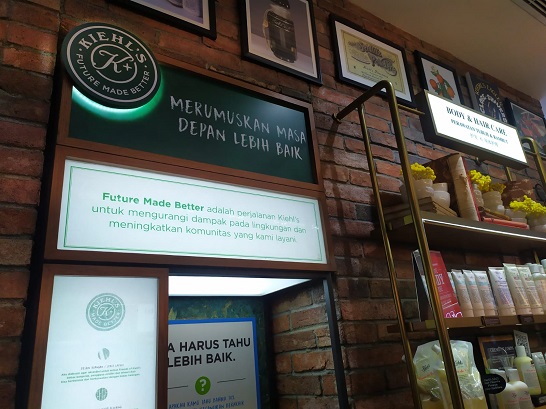 Dinding bata di butik digunakan kembali dari bekas bongkahan bangunan tua. (Foto: Dok. Yuni)
