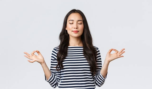 Lakukan meditasi dengan hanya 5-15 menit, kamu akan merasakan diri kamu terkoneksi kembali. (Foto: Ilustrasi/Freepik.com)