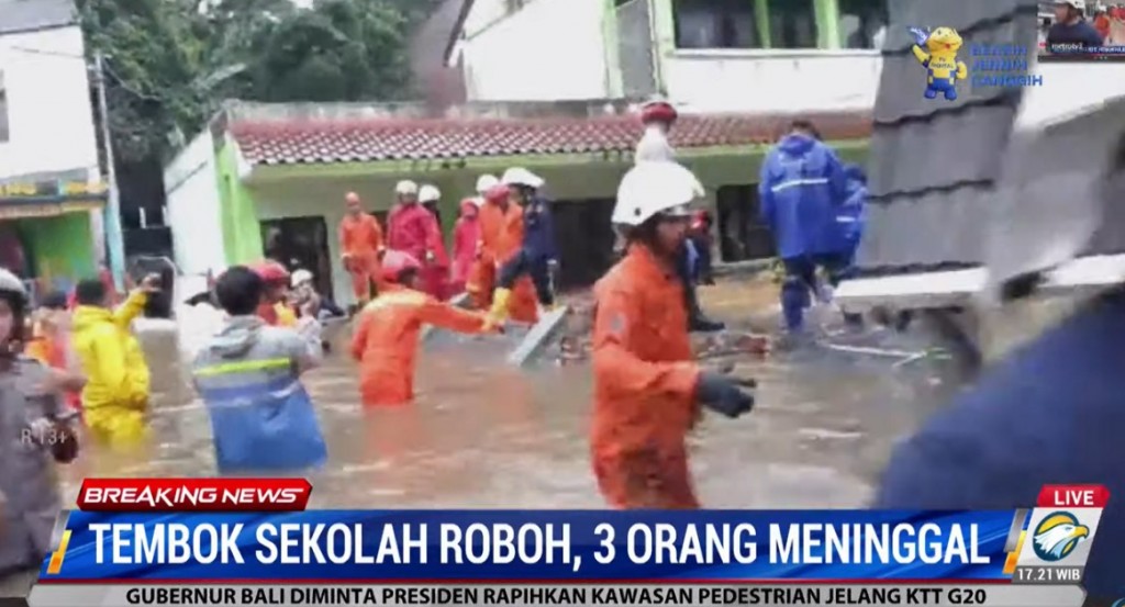 Tembok roboh di MTsN 19 Jaksel menyebabkan tiga siswa meninggal dunia. Metro TV