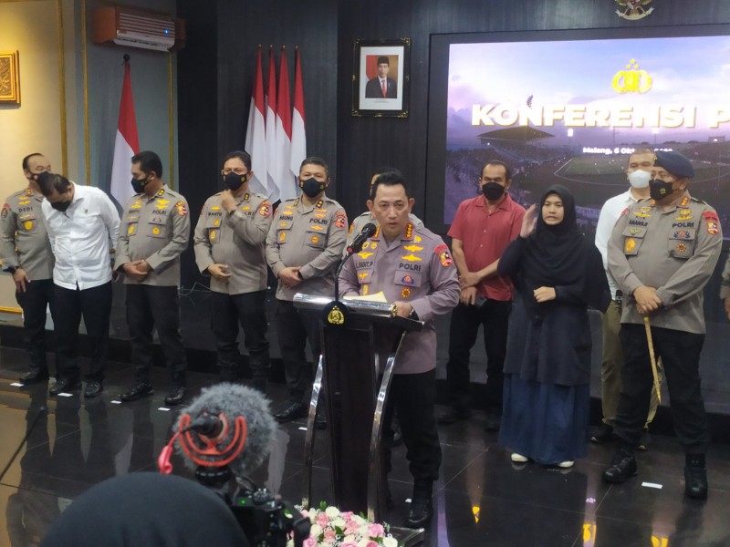 Kapolri Jenderal Listyo Sigit Prabowo saat konferensi pers di Mapolresta Malang Kota, Kota Malang, Jawa Timur, Kamis malam, 6 Oktober 2022. Medcom.id/ Daviq Umar Al Faruq
