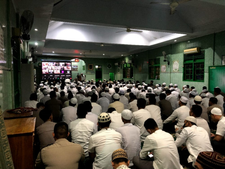 Ratusan Tahanan di Polrestabes Makassar Lakukan Salat Tobat