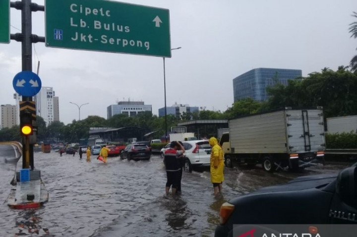 Populer Nasional: Jakarta 'Dikepung' Banjir Hingga 6 Tersangka Tragedi Kanjuruhan