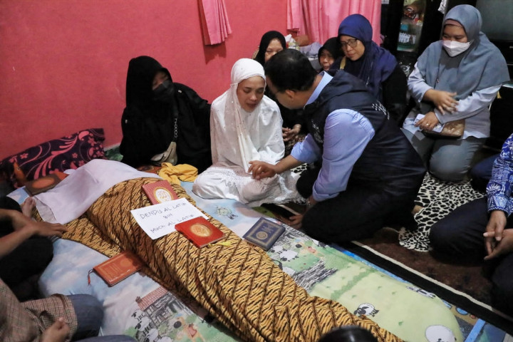 Takziah Siswa Korban Ambruknya Tembok MTsN 19, Anies: <i>Insyaallah Husnul Khatimah</i>